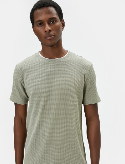 Koton Erkek Basic T-shirt Kumaş Detaylı Bisiklet Yaka Slim Fit Dokulu