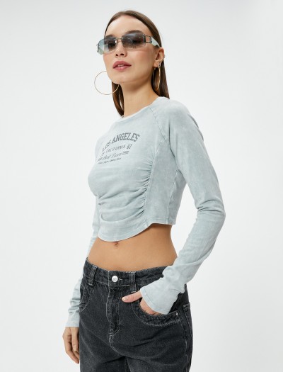 Koton Kadın Crop Uzun Kollu T-shirt Kolej Baskılı Drape Detaylı Pamuklu