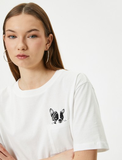 Koton Kadın Köpek İşlemeli Cep Detaylı T-shirt Rahat Kalıp Pamuklu